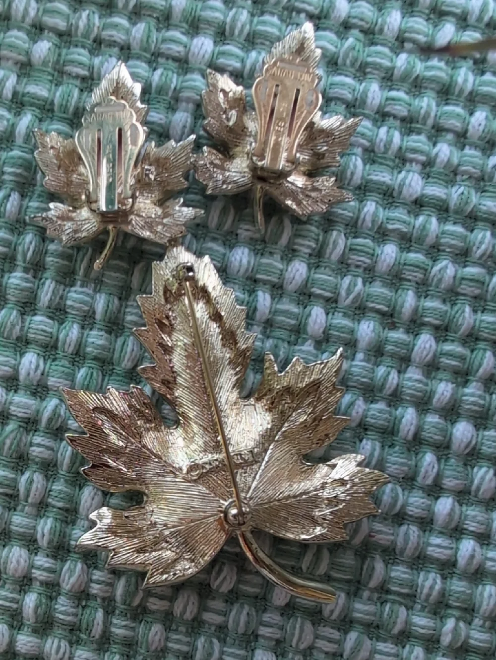 VINTAGE Sarah Coventry Gold Leaf Brooch Earring Set - Shiny Gold Leaf Jewelry